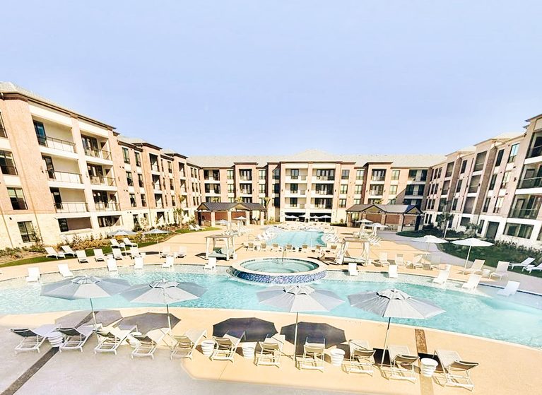 Luxury apartment community pool and courtyard in Katy, Texas